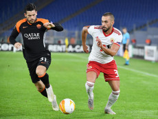Contrasto tra Carles Perez e Georgi Yomov nella partita di Europa League nella partita tra Roma e CSKA Sofia.