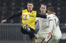 L'attaccante del Young Boys, Christian del Fassnacht (S) in azione contro Gonzalo Villar della Roma durante lo scontro in Europa League.
