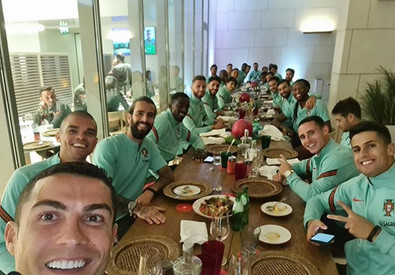 La foto postata dal giocatore della Juventus su Instagram della cena con i compagni di squadra.