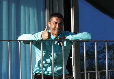 Ronaldo saluta dal balcone alzando il pollice.