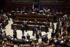 Deputati in attesa di esprimere il voto alla fiducia chiesta dal governo sul dl agosto a Montecitorio