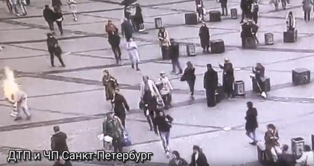 In un frame video dal sito https://megapolisonline.ru/, un uomo di 71 anni si è dato fuoco in una strada affollata nel centro di San Pietroburgo in occasione del 68° compleanno del Presidente Vladimir Putin.