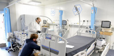 Tecnici ed infermieri al lavoro per allestire nuovi posti nei reparti di terapia intensiva dell'ospedale modulare Covid dell'Ospedale del Mare e Napoli