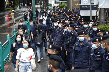 Agenti della polizia schierati per strada per vigilare proteste antigoverno.