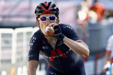 Il gallese Geraint Thomas, favorito del Giro d'Italia e principale rivale di Vincenzo Nibali., beve un sorso dalla borraccia.