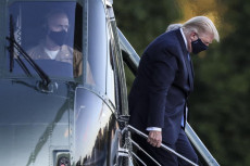 Il presidente Donald J. Trump scende dal Marine One all'arrivo all'ospedale militare Walter Reed National Military Medical Center in Bethesda, Maryland.