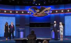 Il presidente Donald J. Trump con Melania e Joe Biden con Jill, di fronte nell'ultimo dibattito tv prima delle elezioni..