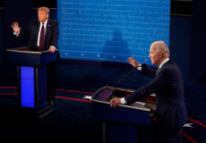 Trump e Biden ingressano con le loro mogli allo studio di trasI candidati durante il primo dibattito tv.