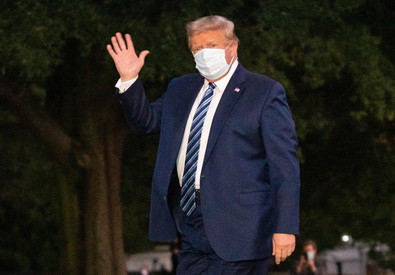 Il presidente Donald Trump con mascherina saluta i suoi fan. Immagine d'archivio