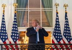 Trump si toglie la mascherina al suo rientro alla Casa Bianca.