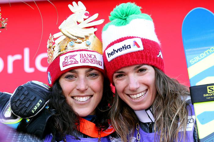 Federica Brignone e Marta Bassino insieme sul podio dopo la gara di Coppa del Mondo a Kronplatz, in una foto d'archivio.