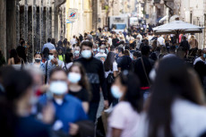 Via Condotti, persone indossano delle mascherine per evitare il contagio dal Covid-19 Roma.