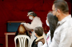 Personale medico effettua dei tamponi per il Covid-19 in Bogotá.
