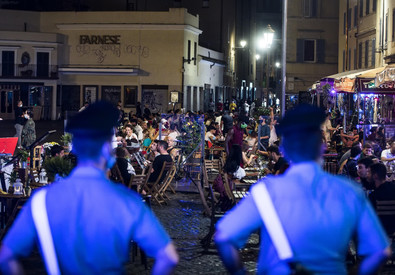 Carabinieri controllano la movida in una strada di Palermo.
