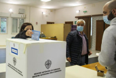 Operazioni di voto nel Seggio di Tratalis Sud Sardegna all'apertura dei seggi in Sardegna