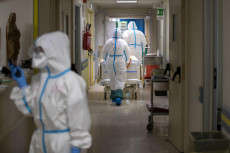 Personale sanitario in tenuta anti-Covid nell'ospedale San Filippo Neri a Roma