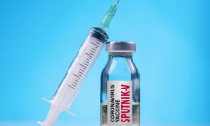 Una fiala con vaccino Sputnik V.