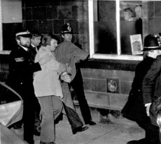 Peter Suitcliffe, lo "Squartatore dello Yorkshire" mentre viene trasferito dalla polizia di Londra. Immagine d'archivio.