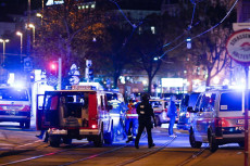 Polizia austriaca sul luogo dell'attentato a Vienna.