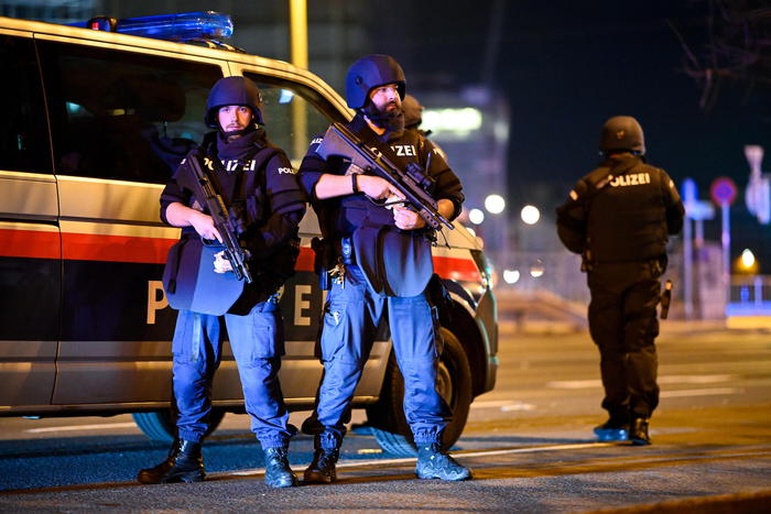 Polizia austriaca sul luogo dell'attacco terrorista