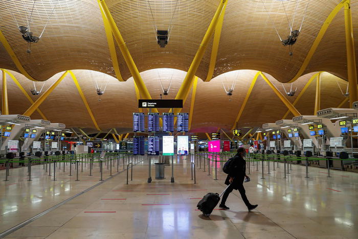 Terminal 4 dell'aeroporto Adolfo Suarez-Madrid Barajas deserto a causa delle restrizioni Covid