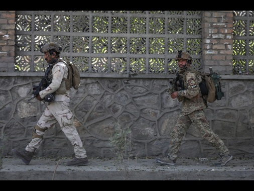 Soldati americani presso l'Universitá di Kabul, dopo l'attacco terrorista.