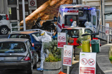 Personale medico riceve i pazienti sospetti di contagio Covid all'ospedale Cotugno di Napoli