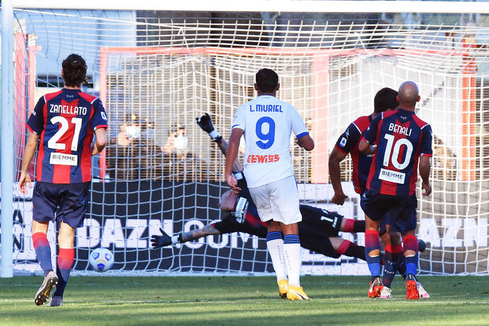Luis Muriel mette a segno la seconda rete dell'Atalanta contro l Crotone.