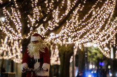 Illuminazioni natalizie e Babbo Natale in bicicletta a Berlino