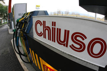 Un distributore di benzina con un cartello di "Chiuso".