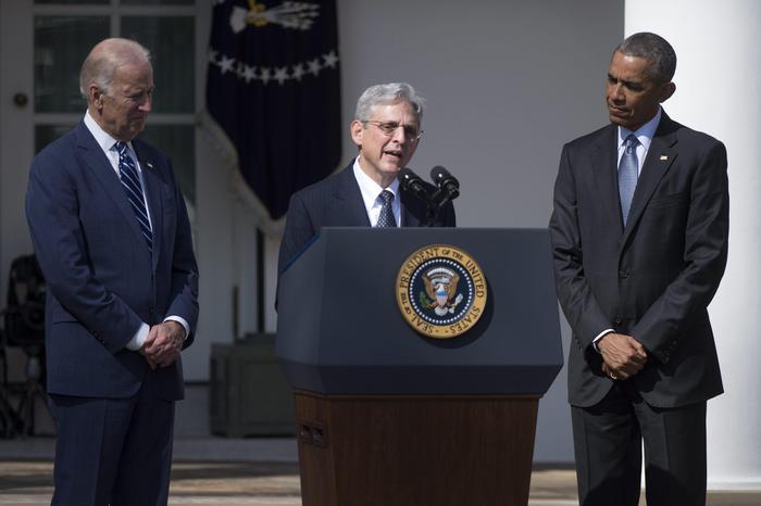 Nella foto d'archivio Barack Obama e Joe Biden presentano il candidato a presiedere la Corte Suprema Merrick Garland