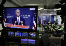 L'immagine di Joe Biden su uno schermo con la scrittta: "Presidente eletto".