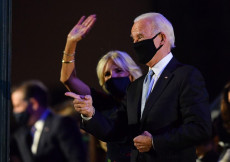 Il presidente eletto degli Stati Uniti Joe Biden e la moglie Jill. con mascherine a Wilmington.