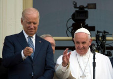 Il presidente degli Stati Uniti Joe Biden e Papa Francesco in un immagine d'archivio.