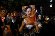 Sostenitori della National League for Democracy (NLD) partito guidato da Aung San Suu Kyi, festeggiano la vittoria delle elezioni a Yangon.