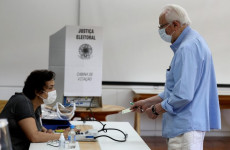 Un uomo si accinge a votare in un seggio elettorale in Brasile.Archivio