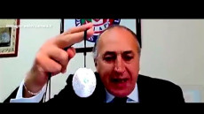 Frame del video in cui Giuseppe Tiani propone l'uso del ciondolo anti-virus.