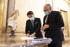 Il presidente del Consiglio Giuseppe Conte con il ministro dell'Economia, Roberto Gualtieri, a margine della conferenza stampa a Palazzo Chigi per illustrare i contenuti della manovra, Roma