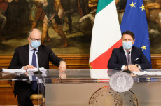 Il presidente del Consiglio Giuseppe Conte con il ministro dell'Economia, Roberto Gualtieri, in conferenza stampa a Palazzo Chigi per illustrare i contenuti della manovra