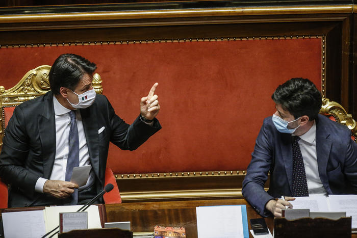 Il presidente del Consiglio, Giuseppe Conte, con il ministro della Sanità, Roberto Speranza, in Parlamento.