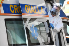 Dottore si prepara a ricevere sull'ambulanza un malato sospetto Covid al Policlinico San Martino di Genova