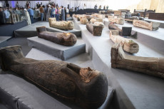 Nuovi sarcofagi scoperti a Saqqara Necropolis in Giza, Egitto.