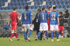 Alberico Evani si congratula con gli azzurri all'uscita dal campo dopo la vittoria sulla Polonia