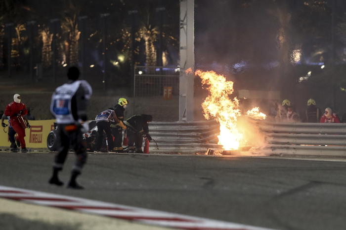 Le fiamme dalla monoposto di Romain Grosjean alla partenza del Gp di Bahrain.