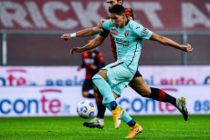 Sasa Lukic segna il gol del 0-1 del Torino contro il Genoa.