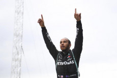 Lewis Hamilton con le braccia al cielo dopo la vittoria al Gran Premio di Turchia nel Intercity Istanbul Park circuit