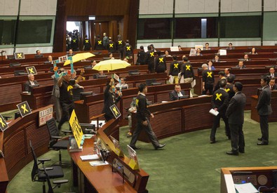 Diputati escono dal parlamento di Hong Kong.Archivio.