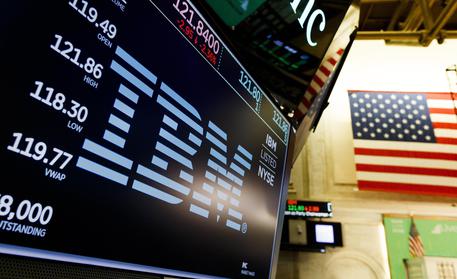 Sullo schermo il logo di IBM nel New York Stock Exchange.