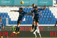 Contrasto aereo tra Rafael Toloi e Arturo Vidal nella partita Atalanta-Inter finita 1-1 a Bergamo.