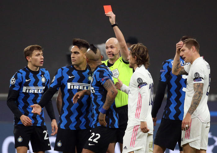 L'arbitro Anthony Taylor sventola il cartellino rosso ad Arturo Vidal e l'Inter finisce in dieci.